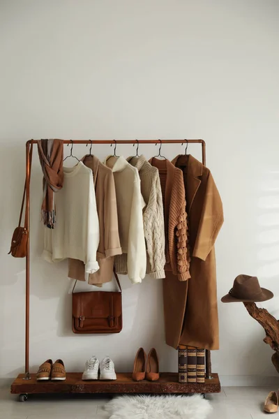 Moderne Kleedkamer Interieur Met Rek Van Stijlvolle Schoenen Dameskleding — Stockfoto