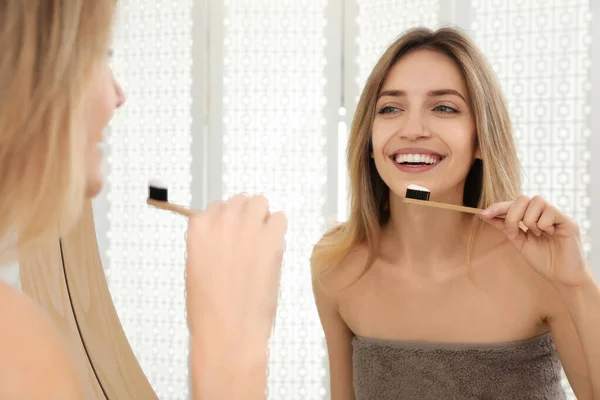 Kvinna Borsta Tänderna Nära Spegeln Badrummet — Stockfoto