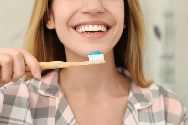 Kvinna Borsta Tänderna Badrummet Hemma Närbild — Stockfoto