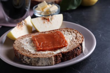 Lezzetli ayva ezmeli ekmek siyah masada, yakın plan.