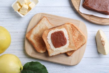 Lezzetli ayva ezmeli tostlar beyaz ahşap masada, düz yatıyordu.