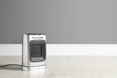 Odada yerde modern elektrikli vantilatör ısıtıcısı, metin için yer
