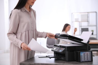 Ofisteki modern yazıcıyı kullanan çalışan, yakın plan