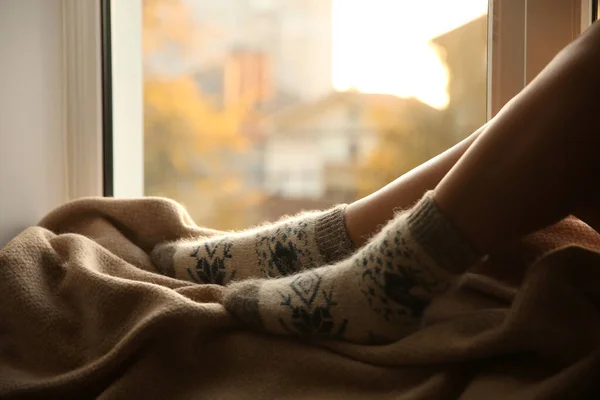 家で窓の近くで遊んでリラックスした編んだ靴下の女性 クローズアップ — ストック写真