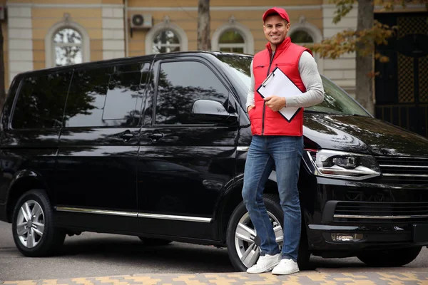 Kurier Mit Klemmbrett Neben Lieferwagen Freien — Stockfoto