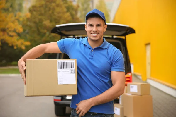 Mensajero Con Paquete Cerca Furgoneta Entrega Aire Libre — Foto de Stock