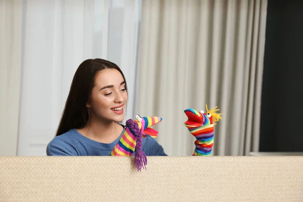 Junge Frau Führt Hause Puppenspiel Auf — Stockfoto
