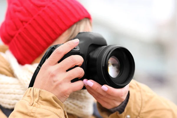 Fotógrafo Tomando Fotos Aire Libre Enfoque Cámara — Foto de Stock