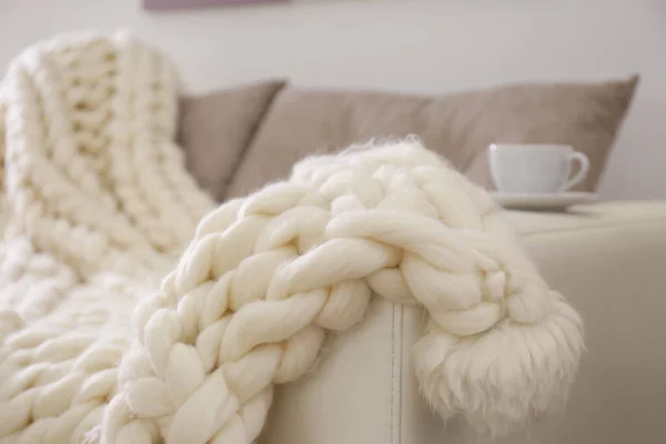 Weich Gestrickte Decke Auf Der Couch Zimmer Nahaufnahme Interieur — Stockfoto