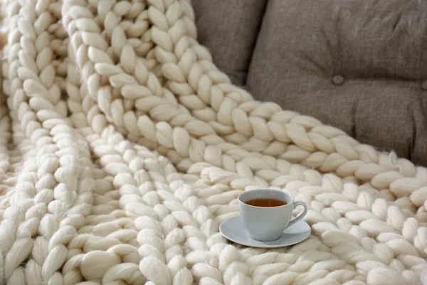 Getränkebecher Auf Der Couch Mit Weicher Strickdecke Zimmer Nahaufnahme Interieur — Stockfoto