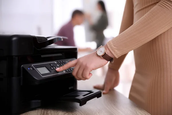 Medewerker Met Moderne Printer Kantoor Close — Stockfoto