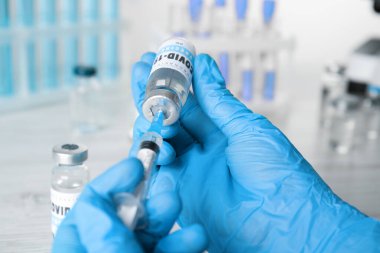 Doktor şırıngayı Covid-19 'a karşı aşıyla dolduruyor.