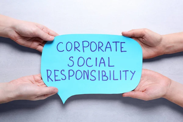 Personer Som Håller Tal Ballong Med Fras Corporate Social Ansvar — Stockfoto