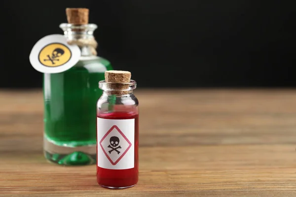 Glasflasche Und Giftfläschchen Mit Warnschildern Auf Dem Holztisch Raum Für — Stockfoto