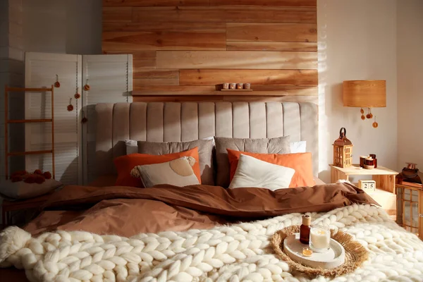 Acogedor Dormitorio Interior Con Manta Punto Cojines — Foto de Stock