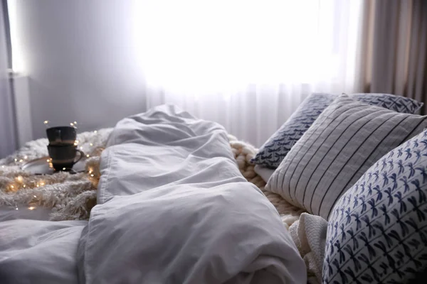 Комфортабельная Кровать Подушками Комнате Дизайн Интерьера — стоковое фото
