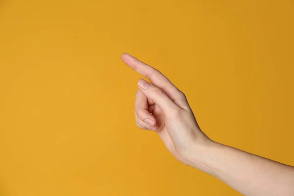 Mujer Señalando Algo Sobre Fondo Amarillo Primer Plano Gestos Dedo —  Fotos de Stock