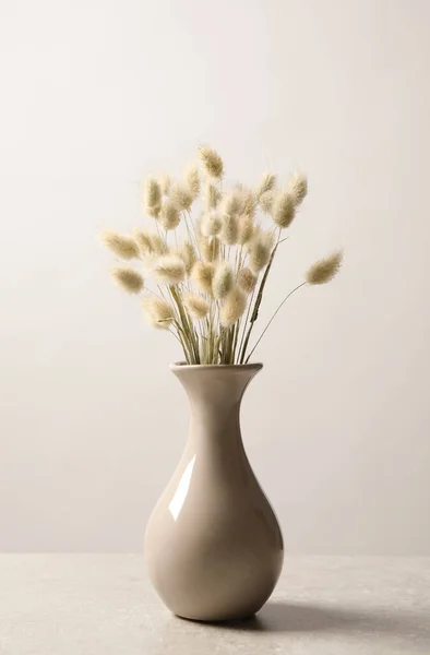 Sušené Květiny Váze Stole Světlém Pozadí — Stock fotografie