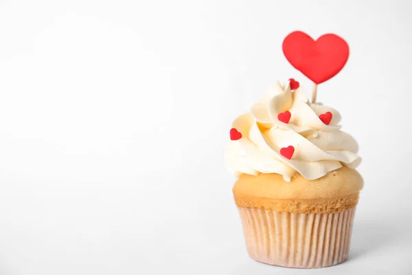 Smaklig Cupcake Vit Bakgrund Alla Hjärtans Dag Firande — Stockfoto