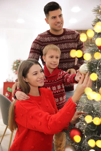 Evde Noel Ağacı Süsleyen Sevimli Çocuklu Mutlu Bir Aile — Stok fotoğraf