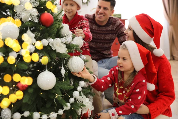 Mutlu Çocuklu Bir Aile Noel Ağacını Evde Birlikte Süslüyor — Stok fotoğraf