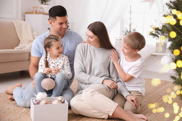 Familia Feliz Con Caja Adornos Navidad Casa —  Fotos de Stock