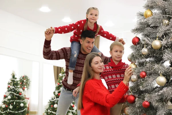 Anne Oğul Noel Ağacını Süslerken Baba Evde Kızıyla Oynuyor — Stok fotoğraf