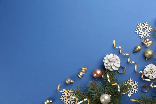 Düz Kompozisyonda Serebentin Şeritler Mavi Arka Planda Noel Dekoru Vardı — Stok fotoğraf