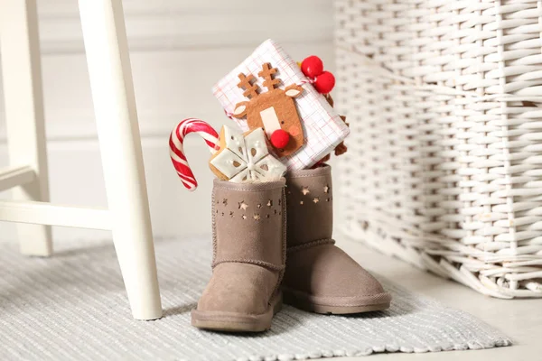 孩子们靴子里的糖果和礼品盒 圣尼古拉斯节传统 — 图库照片