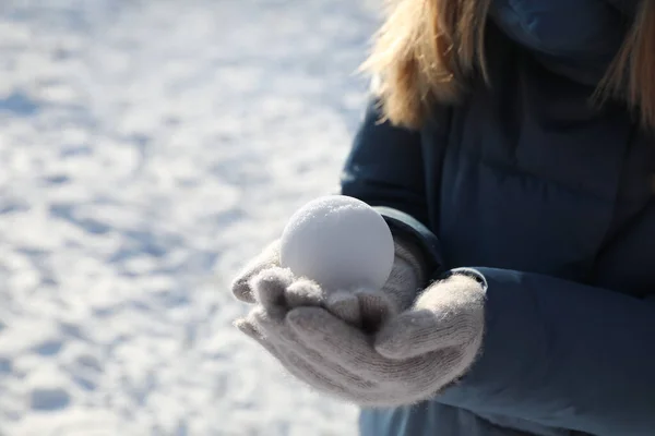 Жінка Тримає Сніжок Відкритому Повітрі Зимовий День Крупним Планом Простір — стокове фото
