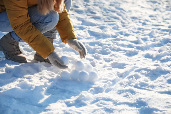 Mujer Rodando Bolas Nieve Aire Libre Día Invierno Primer Plano — Foto de Stock