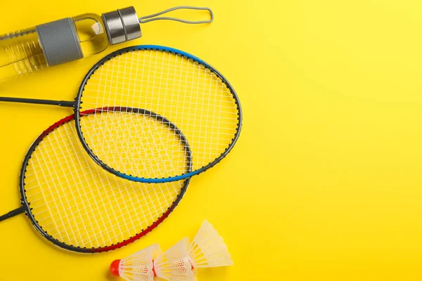 Badminton Rackets Shuttlecocks Flessengele Achtergrond Plat Gelegd Ruimte Voor Tekst — Stockfoto
