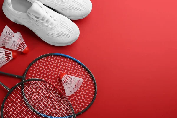 Badminton Rackets Shuttlecocks Schoenen Rode Achtergrond Plat Gelegd Ruimte Voor — Stockfoto