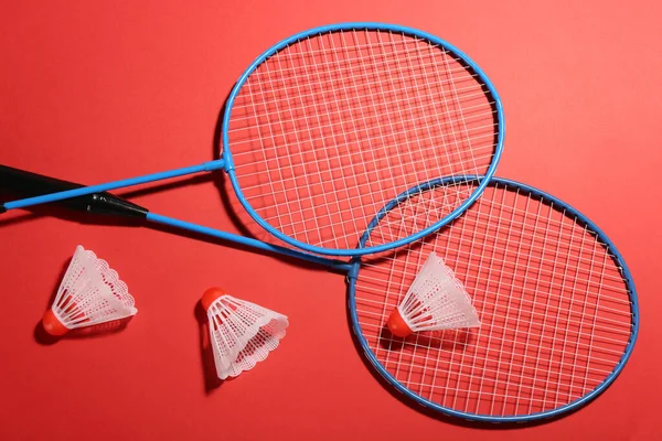 Badminton Rackets Shuttlecocks Rode Achtergrond Plat Lay — Stockfoto