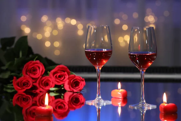 Bril Wijn Kaarsen Rozen Tafel Tegen Wazig Licht Romantisch Diner — Stockfoto