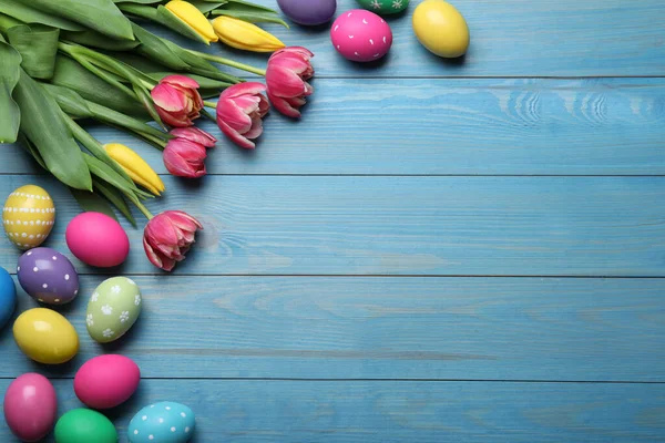 Œufs Colorés Tulipes Sur Fond Bleu Bois Couché Plat Avec — Photo