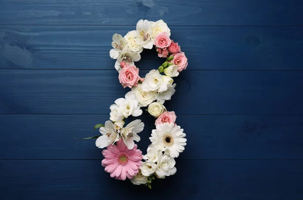 Νούμερο Από Όμορφα Λουλούδια Μπλε Ξύλινο Τραπέζι Επίπεδο Lay Διεθνής — Φωτογραφία Αρχείου