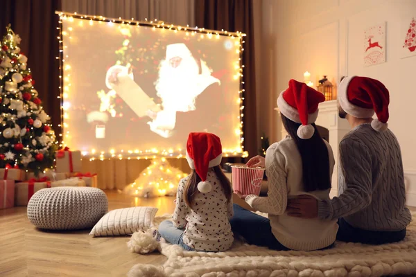 Rodzina Ogląda Film Ekranie Projekcji Pokoju Urządzone Boże Narodzenie Widok — Zdjęcie stockowe