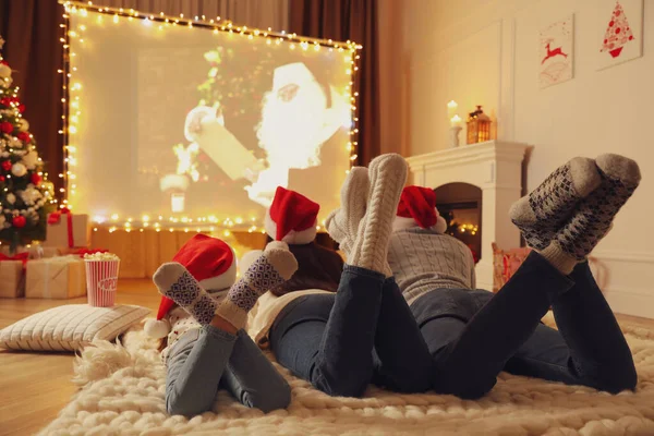 Família Assistindo Filme Tela Projeção Quarto Decorado Para Natal Home — Fotografia de Stock