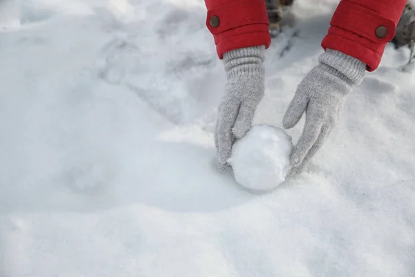 Młoda Kobieta Tocząca Śnieżkę Zewnątrz Zimowy Dzień Zbliżenie Miejsce Tekst — Zdjęcie stockowe