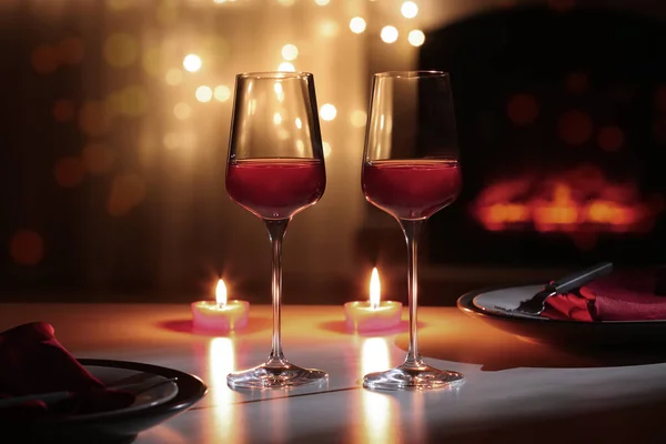 Egy Üveg Bor Gyertya Asztalon Homályos Fények Ellen Romantikus Vacsora — Stock Fotó