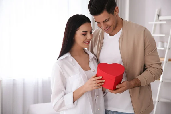 Schönes Paar Mit Geschenkbox Hause Valentinstag Feier — Stockfoto