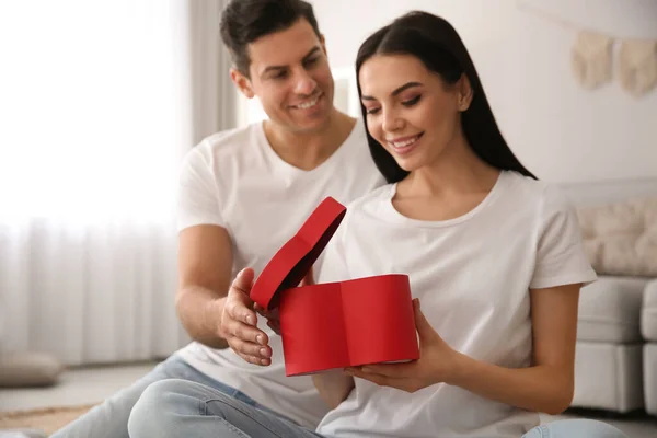 Casal Encantador Com Presente Casa Foco Caixa Celebração Dia Dos — Fotografia de Stock