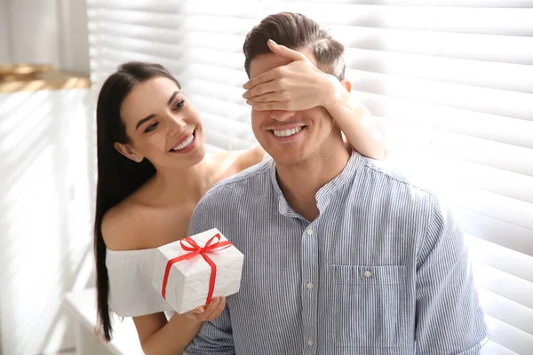 Schönes Paar Mit Geschenkbox Hause Valentinstag Feier — Stockfoto