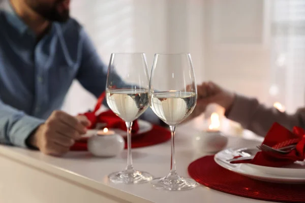 Paar Beim Romantischen Abendessen Hause Fokus Auf Weingläser — Stockfoto