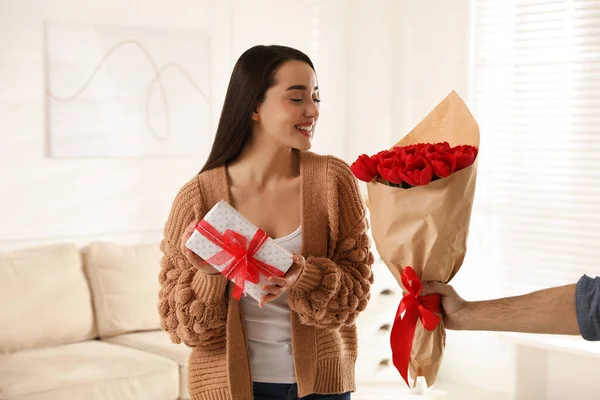 Šťastná Žena Dostává Červenou Tulipánovou Kytici Dárkovou Krabici Muže Doma — Stock fotografie