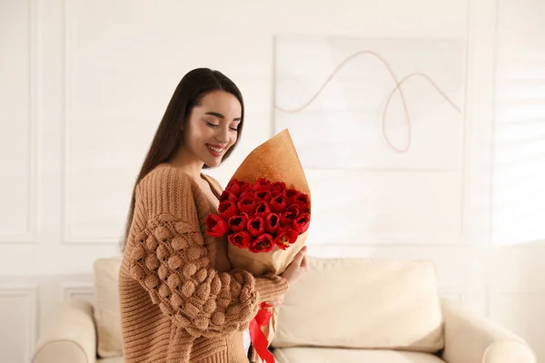 家に赤いチューリップの花束を持つ幸せな女性 テキストのためのスペース 3月8日 — ストック写真