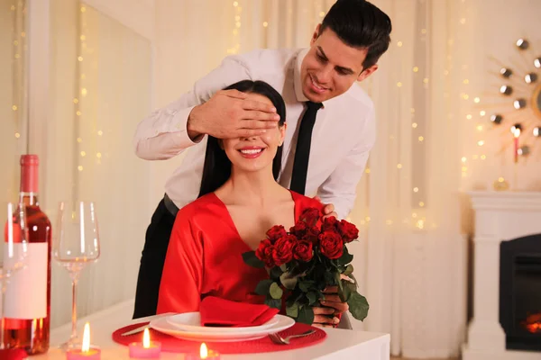 Mann Überreicht Seiner Geliebten Frau Restaurant Rosen Romantisches Valentinstagsdinner — Stockfoto