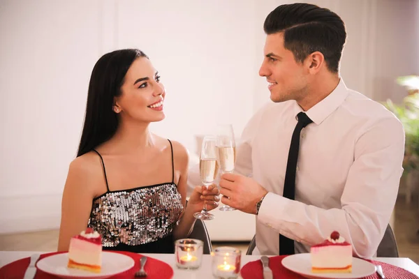 Gelukkig Paar Met Romantisch Diner Valentijnsdag Binnen — Stockfoto