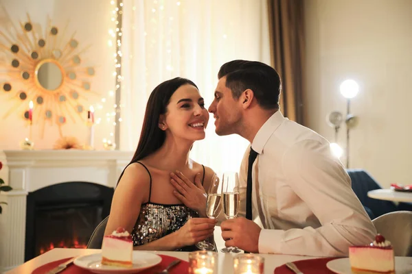 Glückliches Paar Beim Romantischen Abendessen Valentinstag Restaurant — Stockfoto